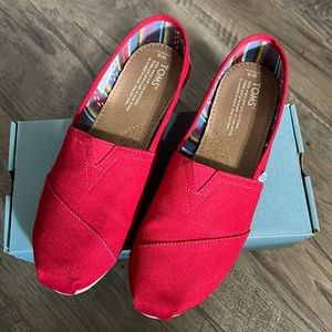 New in box Women’s Toms Classic Red Canvas Size 8